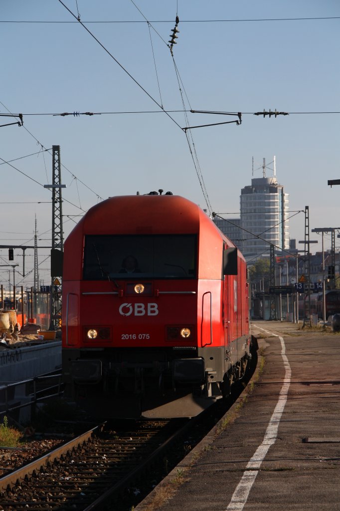 2016 075 mit EC in Richtung Hbf.Aufgenommen am 11.10.10 in Mnchen Ost.