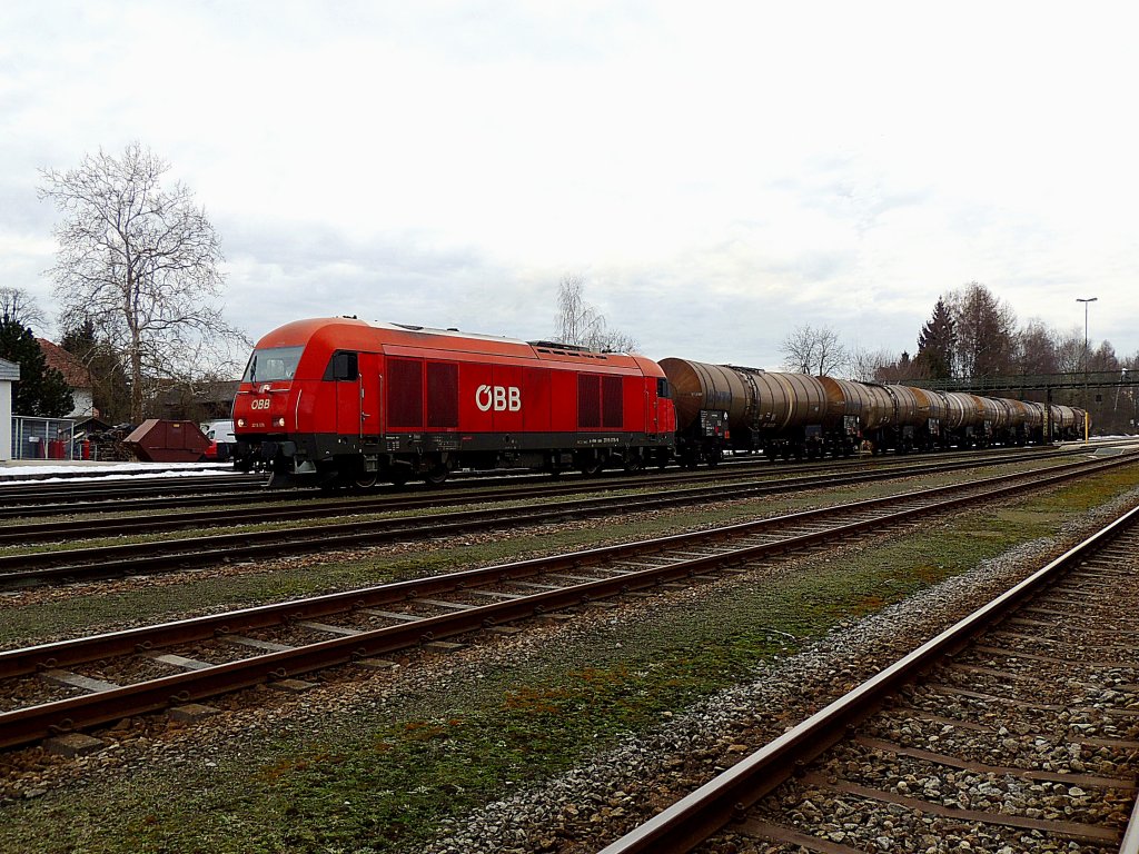 2016 076-9 verlsst mit VTG-Kesselwagenzug(VG 75855) den Bhf. Ried; 130307