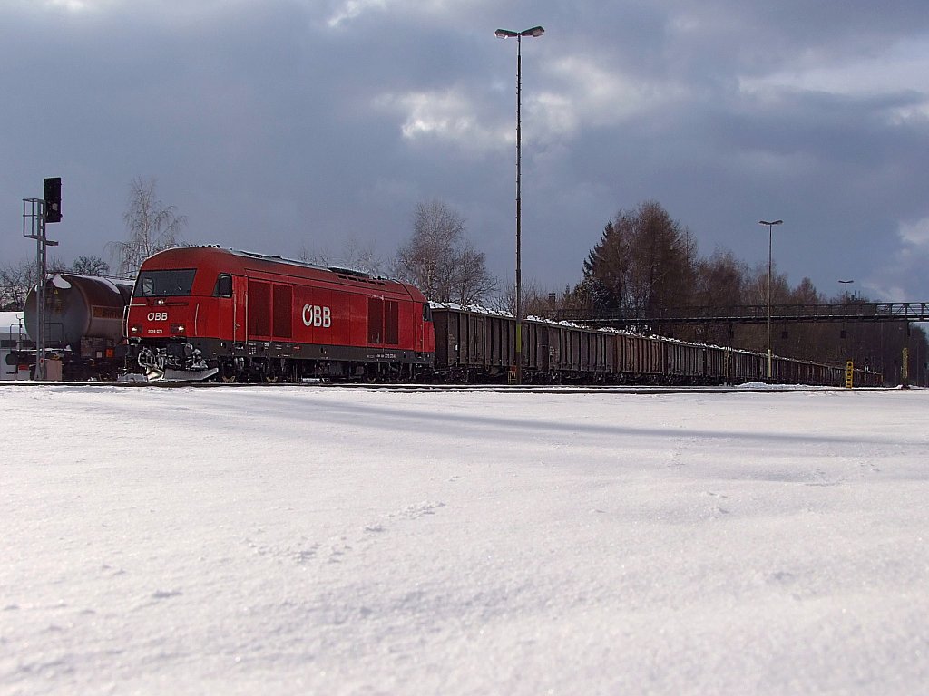 2016 078-6 wartet bei kaltem Winterwetter mit Rbenzug-59035(18Wagen, 72Ax) geduldig vor dem Ausfahrtsignal am Bhf. Ried i.I.;101210