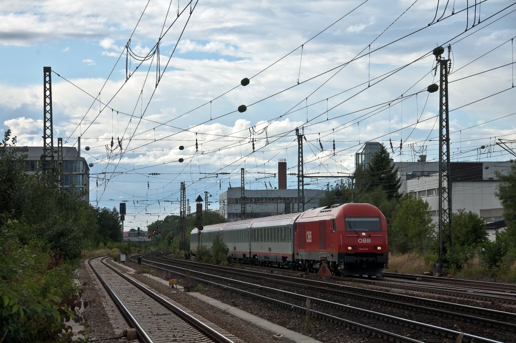 2016 078 am Abend des 15.08.2010 bei der Durchfahrt durch Mnchen Heimeranplatz.