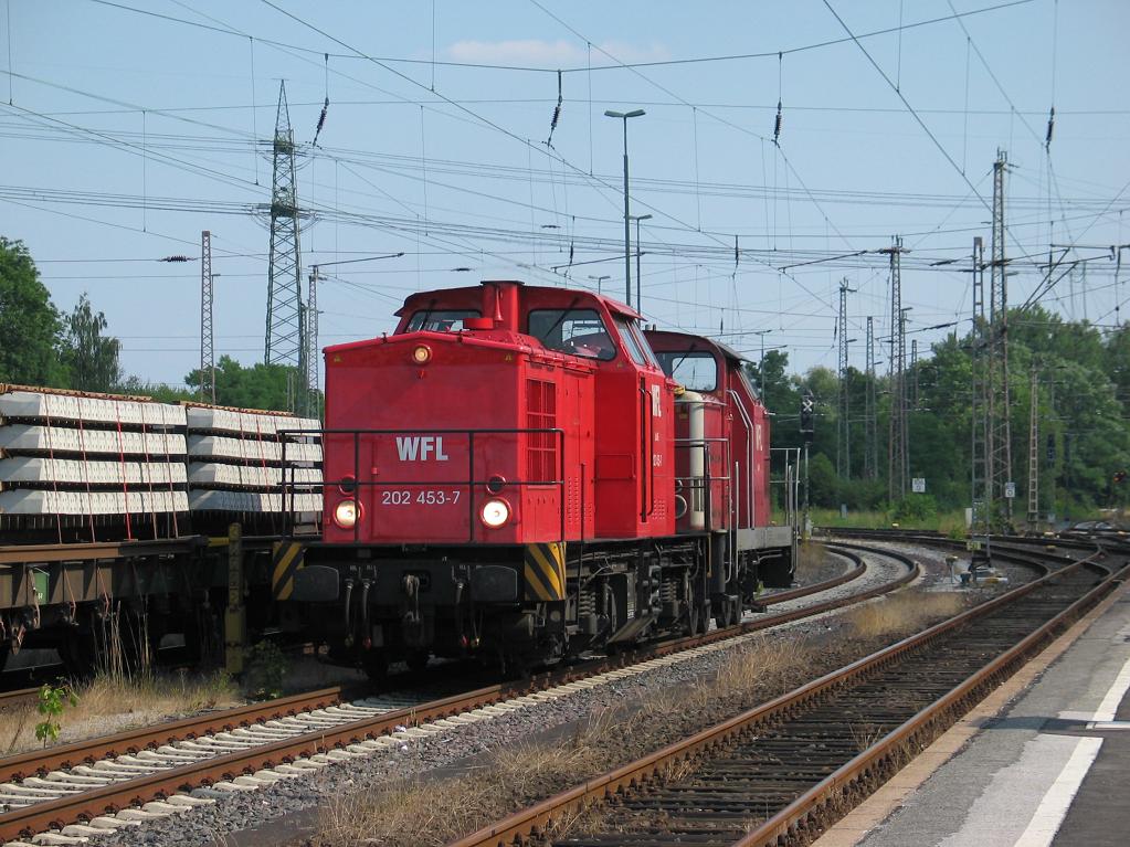 202 453 und 346 931 der WFL fahren am 7. August 2010 durch den Bahnhof Kreiensen.