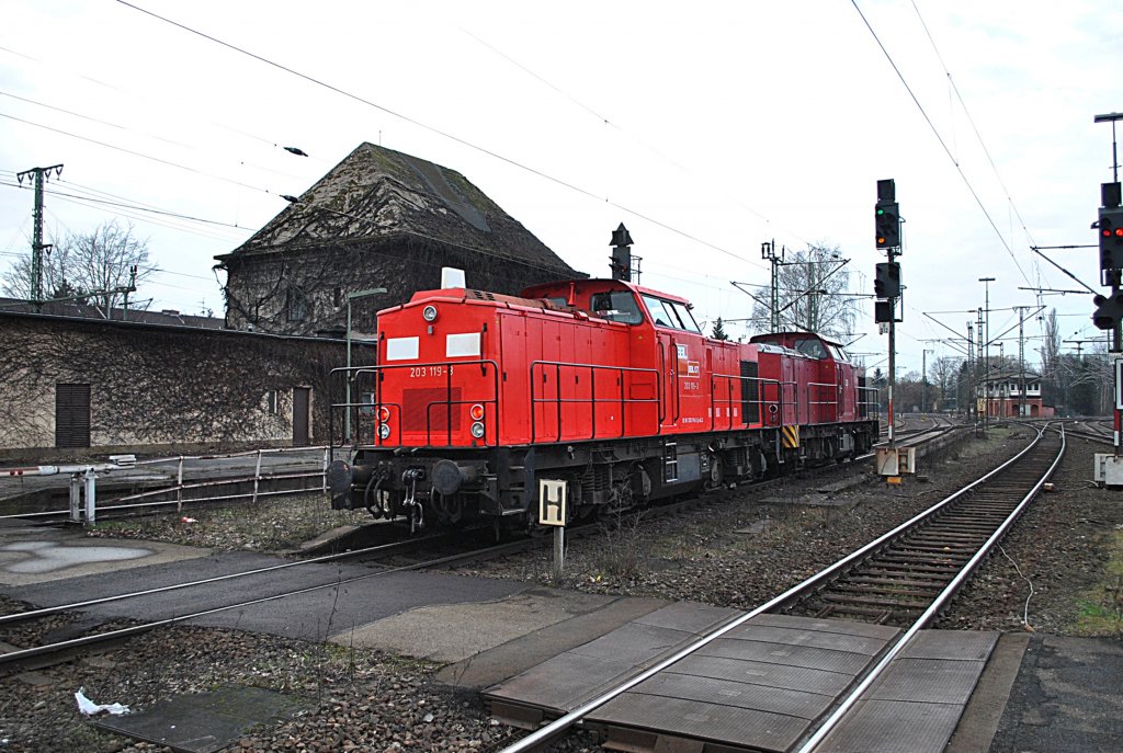 203 119-3, wird am 18.03.2011 durch Lehrte gezogen