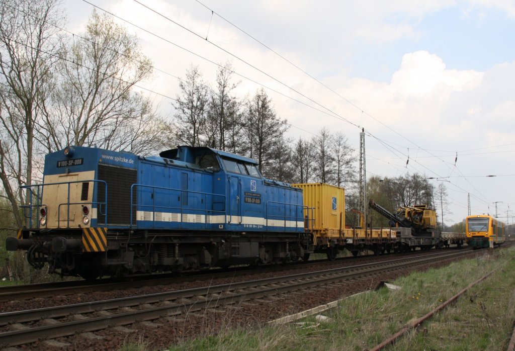 20.4.12 Bernau bei Berlin. Spitzkes V 100-008 mit Arbeitszug und fester Bremse vor dem Einfahrsignal. Daneben fhrt die ODEG nach Berlin-Lichtenberg ein.