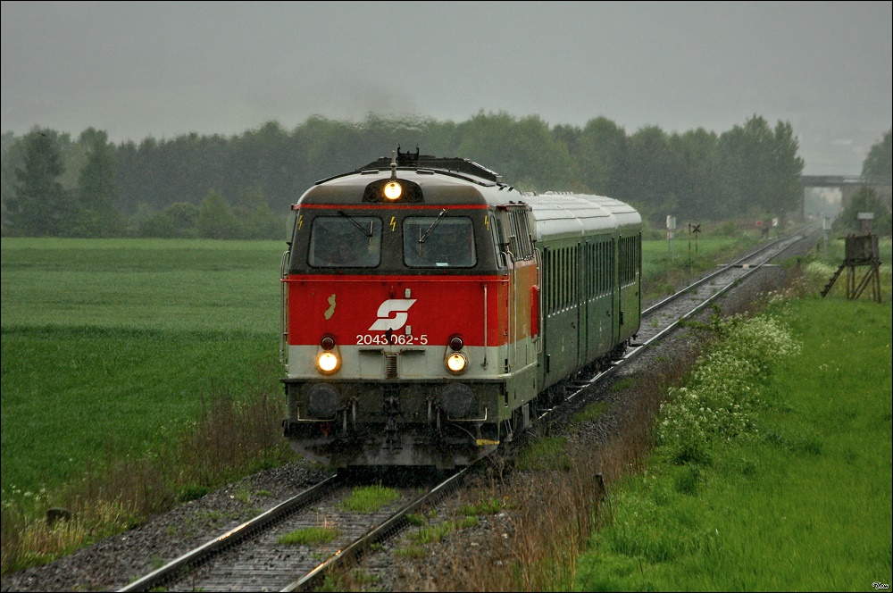 2043 062 mit SDZ 16182 von Knittelfeld nach Pls.Anlass fr diese Pendelfahrt war das Andampfen 2010 in Knittelfeld. 
Aichdorf 15.05.2010