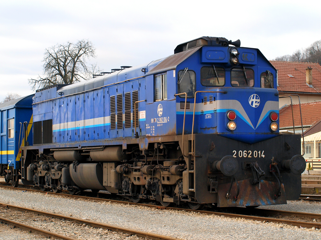 2062 014 an der Spitze eines Gterzuges im Bahnhof Zabok / 07.01.2011.