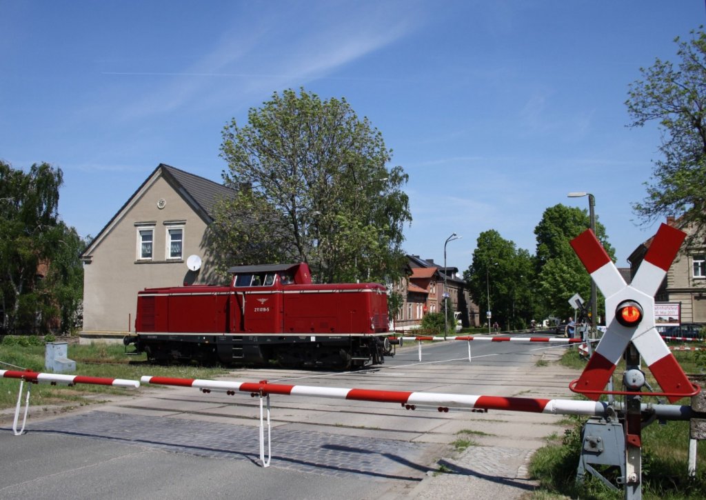 211 019 am 7.5.2011 beim Bahnhoffest in Egeln bei Magdeburg..
