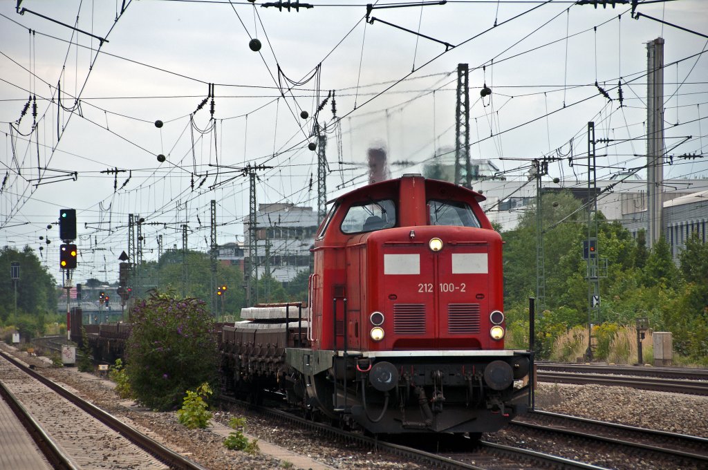 212 100 mit Schwellenzug am 18.08.2010 bei der Durchfahrt durch Mnchen Heimeranplatz.