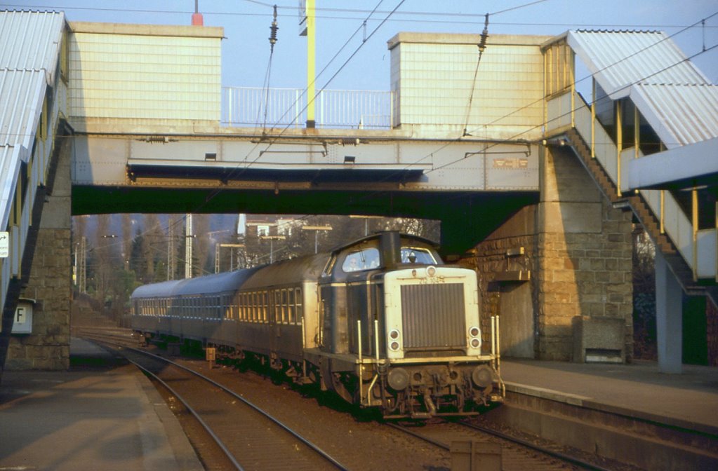 212 104 im Bahnhof Wuppertal Sonnborn. Die KBS 381 Wuppertal - Essen (heute S9 KBS 450.9) war bis zum Sommerfahrplan 1989 fest in Hand der 212.