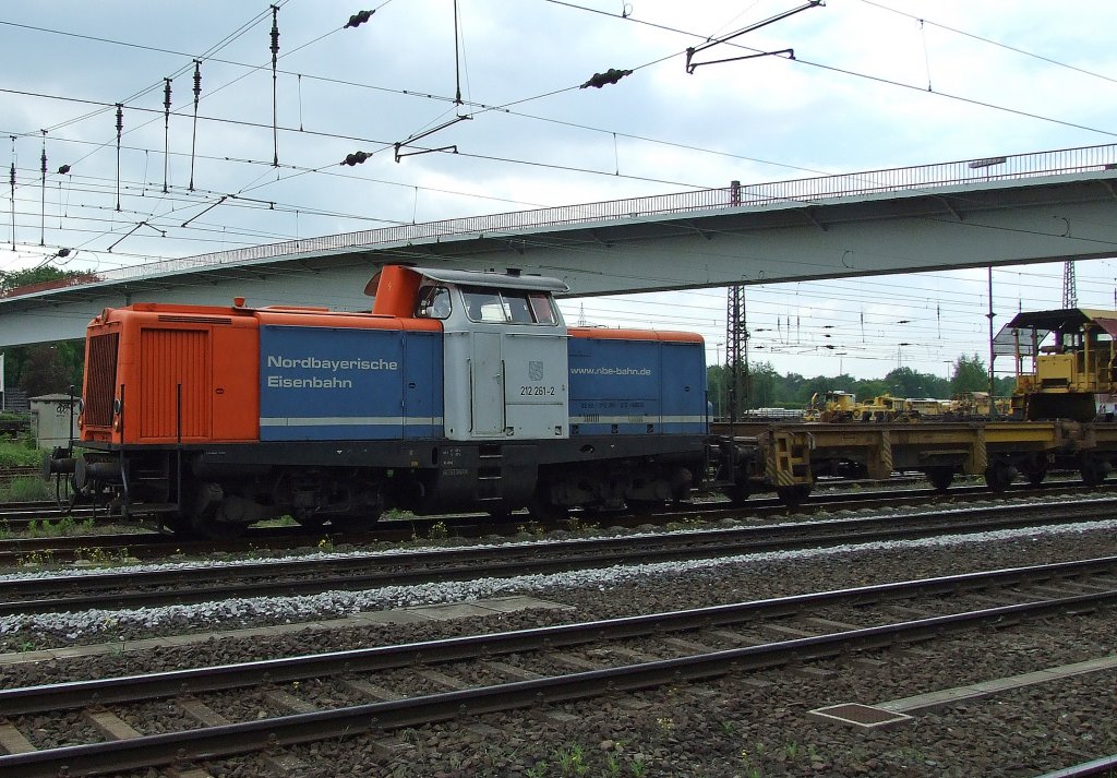 212 261 rangiert in Duisburg-Entenfang