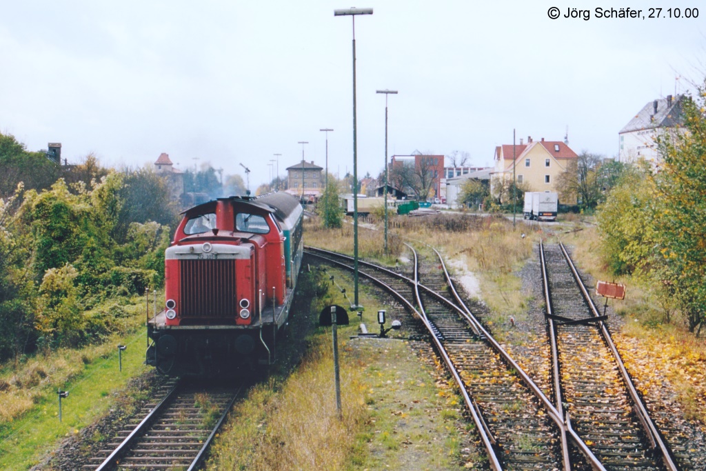 212 301 verlsst am 27.10.00 mit ihrer Regionalbahn den herbstfarbenen Bahnhof Rothenburg ob der Tauber.