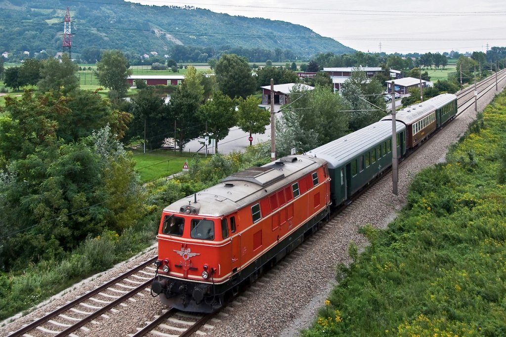 2143.35 ist mit EZ 7390 von Wien Sdbahnhof (Ostseite) nach Ernstbrunn unterwegs. Die Aufnahme enstand am 06.08.2011 zwischen Bisamberg und Korneuburg. 