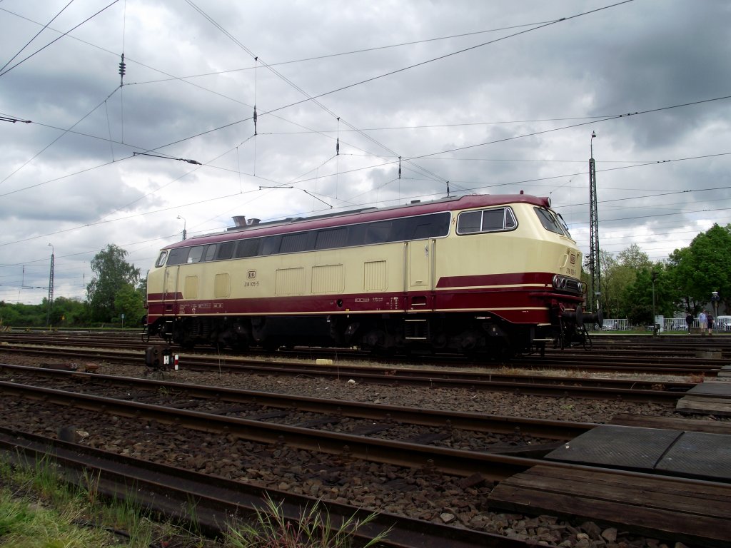 218 105-5 steht am 11.05.13 in Darmstadt Kranichstein als Gastlok 