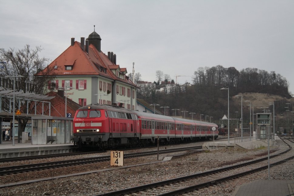 218 164 steht an ihrem vorletzten Einsatztag, dem 6. 12.1009 im Bahnhof Biberach/Ri zur Abfahrt bereit