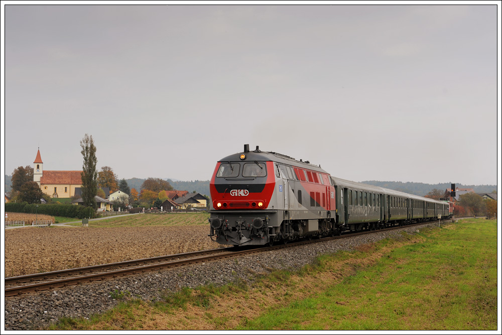 218 256 am 16.10.2010 bei einer Pendelfahrt von Lieboch nach Krottendorf als Spz 8485 anlsslich der Feierlichkeiten 150 Jahre GKB mit dem Sonderzug aus Wien am Haken, aufgenommen kurz nach dem Bahnhof Sding-Mooskirchen.
