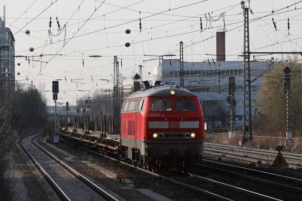 218 272 mit einem Gterzug am 24.03.2011 am Heimeranplatz in Mnchen.