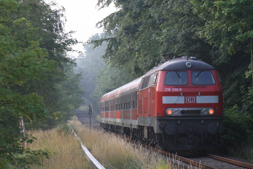 218 330-9 schiebt am 15.07.2009 ihre RB Richtung Kiel. Dies war die einzige normale Fahrplanleistung einer 218 auf der Strecke Kiel-Flensburg an diesem Tag. Man beachte auch die LED-Lampen.
Aufnahmeort: Eckernfrde