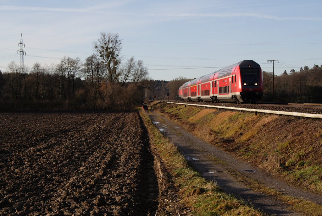 218 408-3 schiebt ihren IRE am Morgen des 03.01.12 ber die Sdbahn, Oberzell