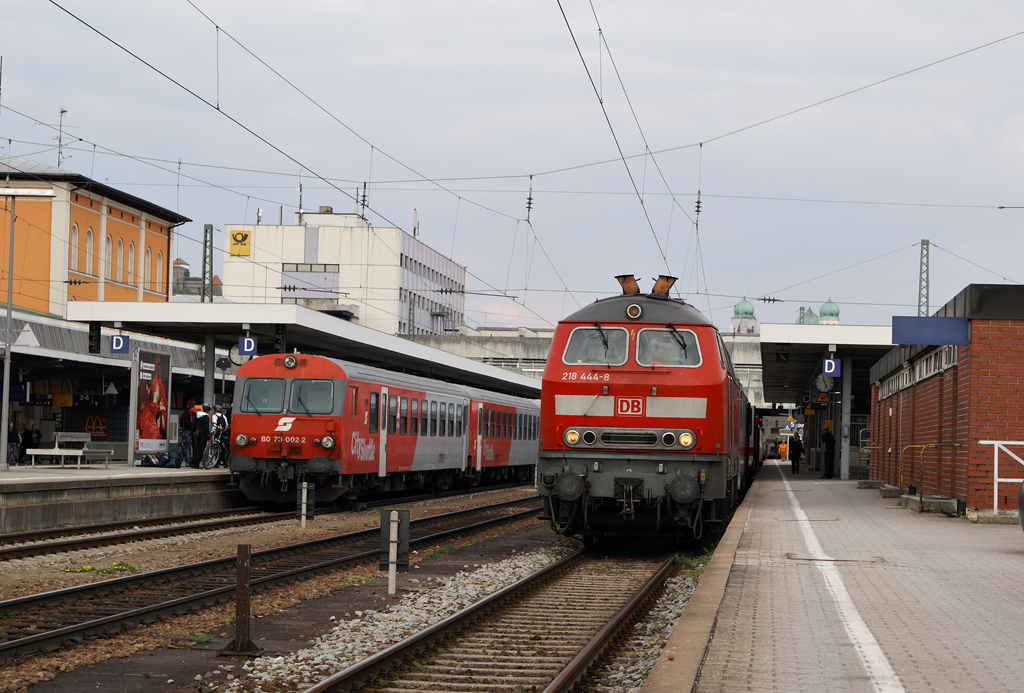 218 444-8 am 16.04.2011 mit RE 27004 (bestehend aus 4 Wagen des IC 1987 aus Hamburg-Altona) nach Mhldorf in Passau.