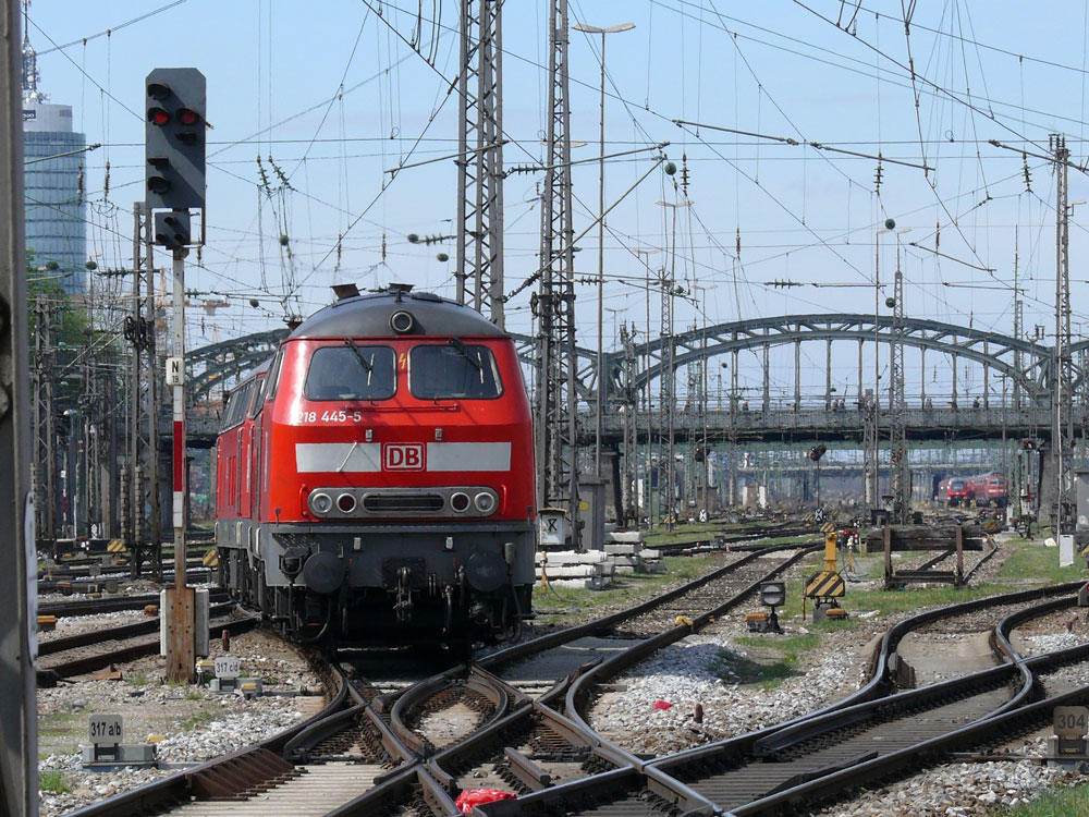218 445 in Doppeltraktion mit einer baugleichen Lok im Gleisvorfeld Mnchen Hauptbahnhof, im Hintergrund die Hackerbrcke; 06.04.2011
