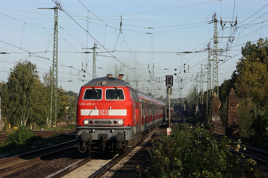 218 451 mit dem Harzburg am 14.10.2011 in Hannover.