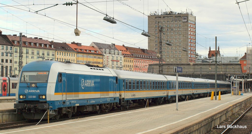 223 061 steht mit dem ALX 38710/39960 nach Lindau/Obersdorf in Mnchen Hbf auf Gleis 29 und wartet auf die Abfahrt.Aufgenommen am 21.03.10.