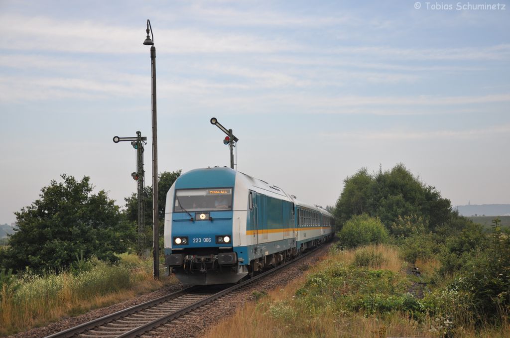 223 066 mit ALX357 am frhen Morgen des 25.07.2012 in Hiltersdorf