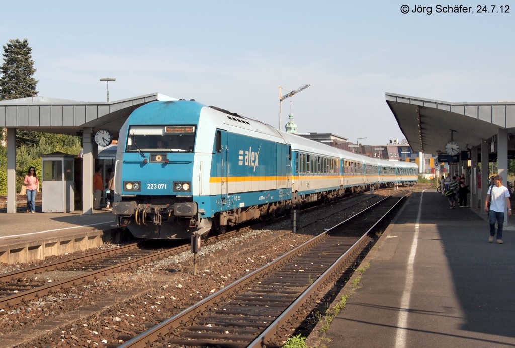 223 071 hlt mit dem Alex von Prag nach Nrnberg in Amberg auf Gleis 2. 