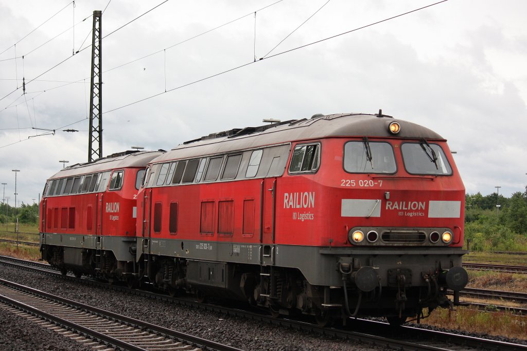 225 020 und 225 117 am 24.6.12 als Lz in Duisburg-Bissingheim.