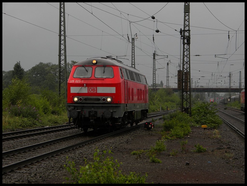 225 023 als Lz bei schrecklichem Wetter in Duisburg Rheinhausen