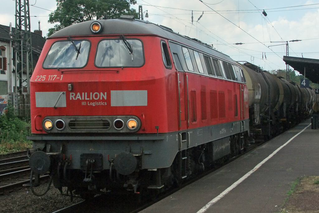 225 117-1 in Duisburg-Rheinhausen 14.7.2010