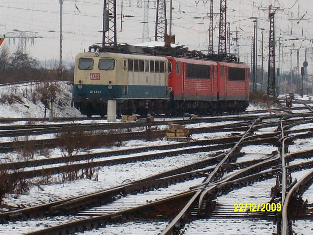 23.12.09 BR 140 423-5 vor 2 155er abgestellt