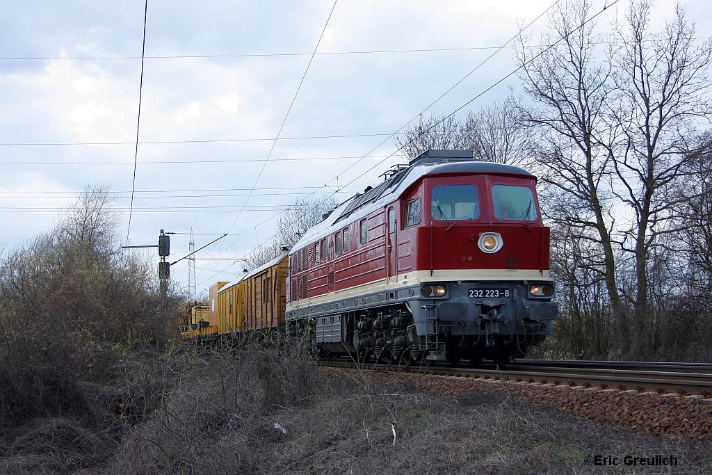 232 223 mit einem langen Bauzug in Ahlten am 3.4.10.