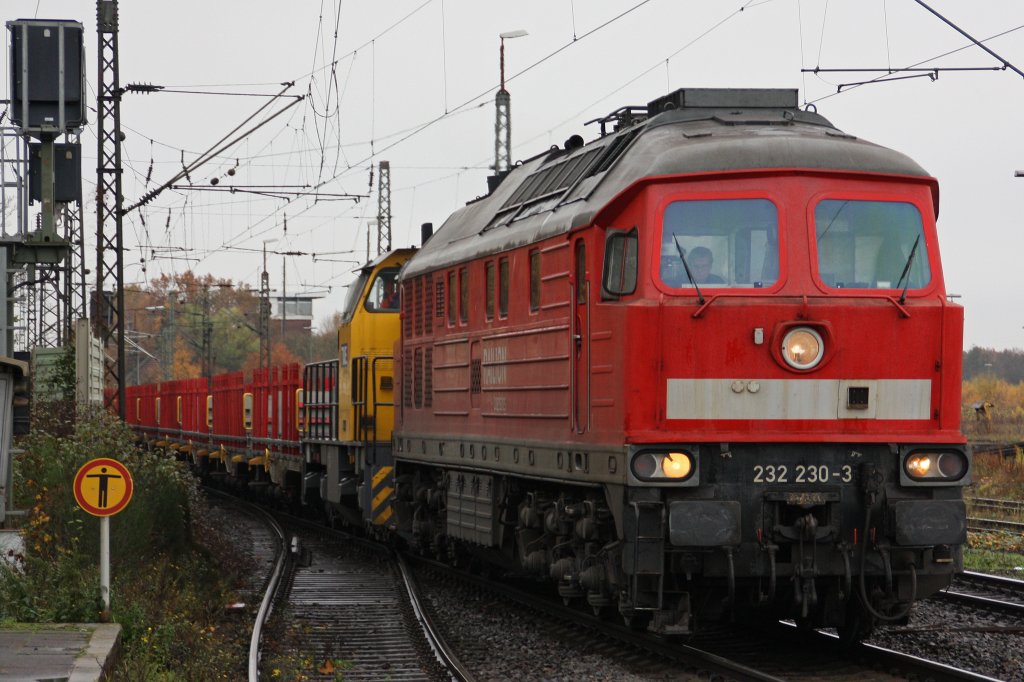 232 230 schleppt am 6.11.10 die defekte TWE V156 durch Duisburg-Bissingheim