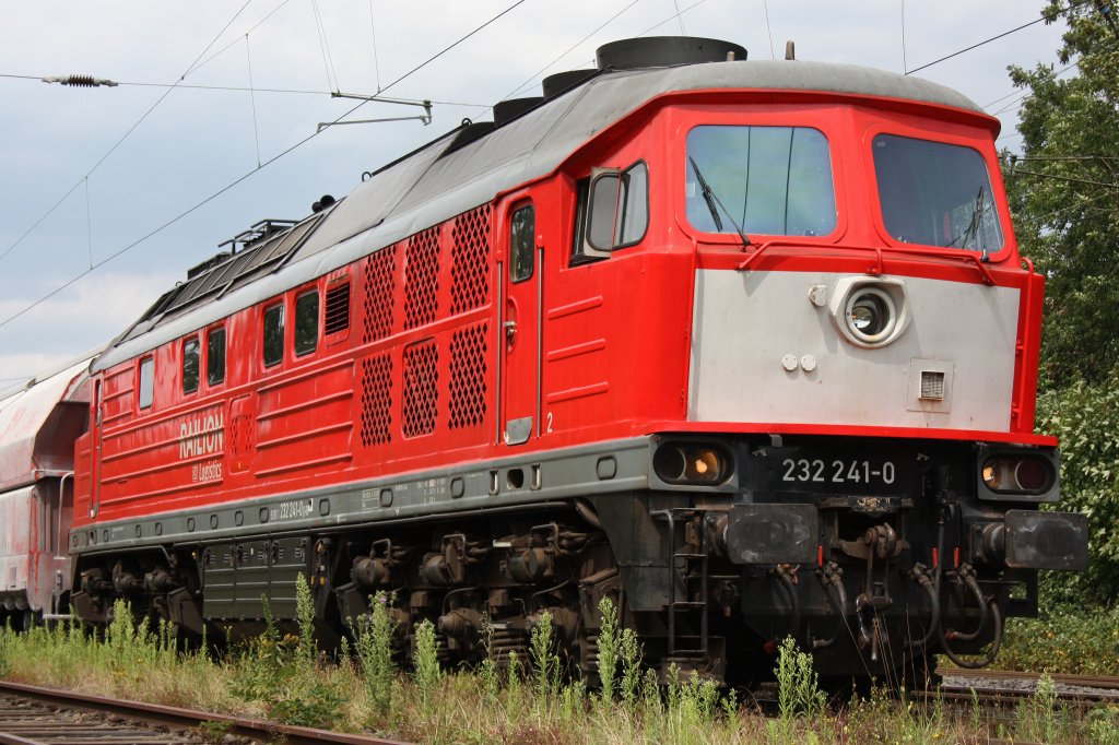 232 241 wartet am 16.7.11 in Ratingen-Lintorf auf Weiterfahrt ins Kalkwerk nach Flandersbach.
Gru an den Tf!