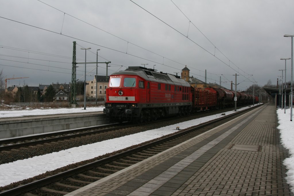 232 527 vor mit einem gemischten Gterzug am Haken durchfhrt den oberen Bahnhof in Reichenbach(Vogtl.).26.02.10.