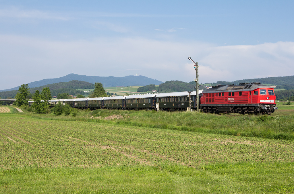 232 589 mit dem Orientexpress von Prag nach Paris am Einfahrsignal von Kothmailing.(8.6.13)