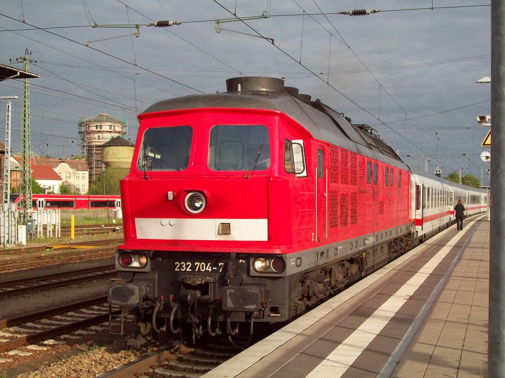 232 704-7 steht am 16.05.2010 mit dem IC 145 nach Stettin im Bahnhof Angermnde zur Abfahrt bereit
