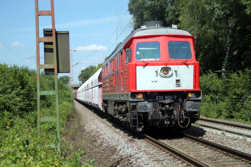 232 902-7 mit leerem Kalkzug auf dem Weg ins Angertal zu dem Wlfrather Kalkwerken. Fotografiert am 02.08.11 an einer Anrufschranke in Ratingen-Lintorf direkt an der Autobahnabfahrt.