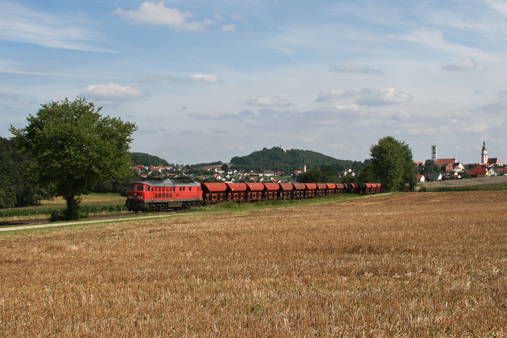 233 043 mit einem Schotterzug am 20.08.2010 bei Sulzbach-Rosenberg.