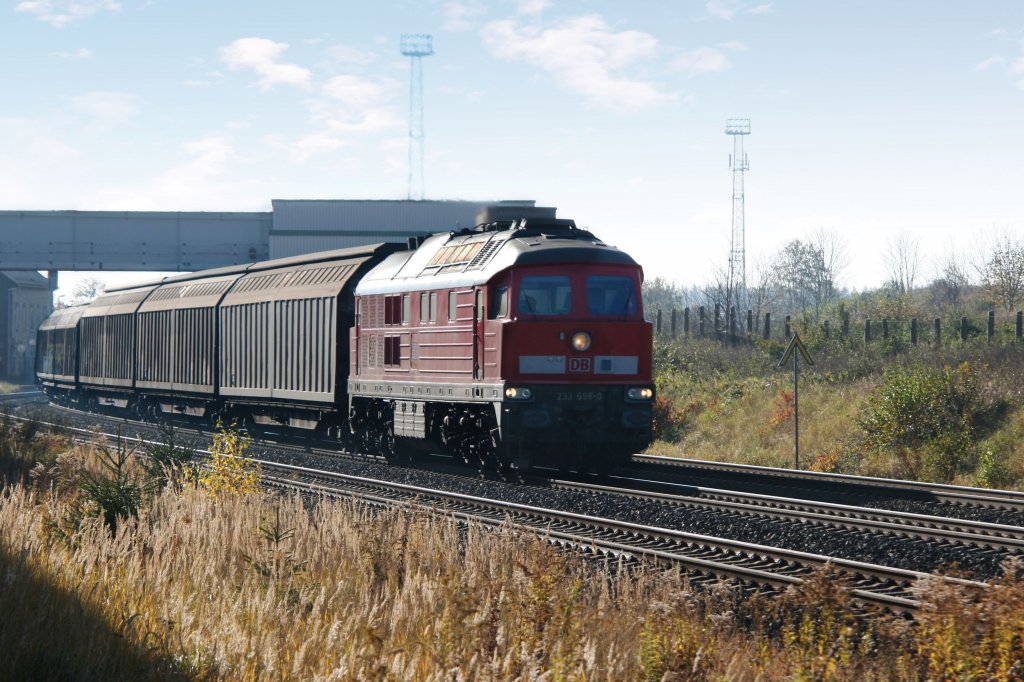 233 698 durchfhrt mit ihren Gterzug am Haken den Bahnhof Gutenfrst in Richtung Plauen (Vogtl.).29.10.2010. 