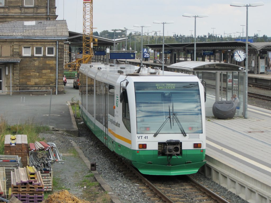 23.9.2011 16:54 VT 41 der Vogtlandbahn wartet in Hof (Saale) Hbf auf die nchste Fahrt nach Falkenstein (Vogtland).