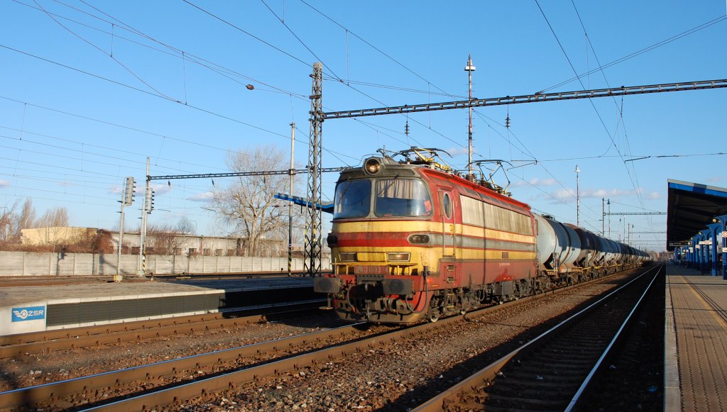 240 003-4 mit einem Kesselzug durchfhrt Bahnhof Bratislava-Nov Mesto/Preburg-Neustadt; 27.02.2012