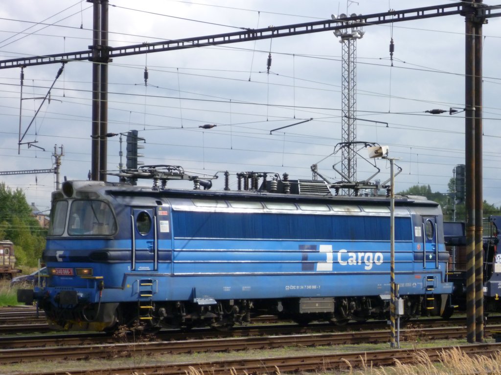 240 066-1 steht am 22.09.11 im Bahnhof Cheb.