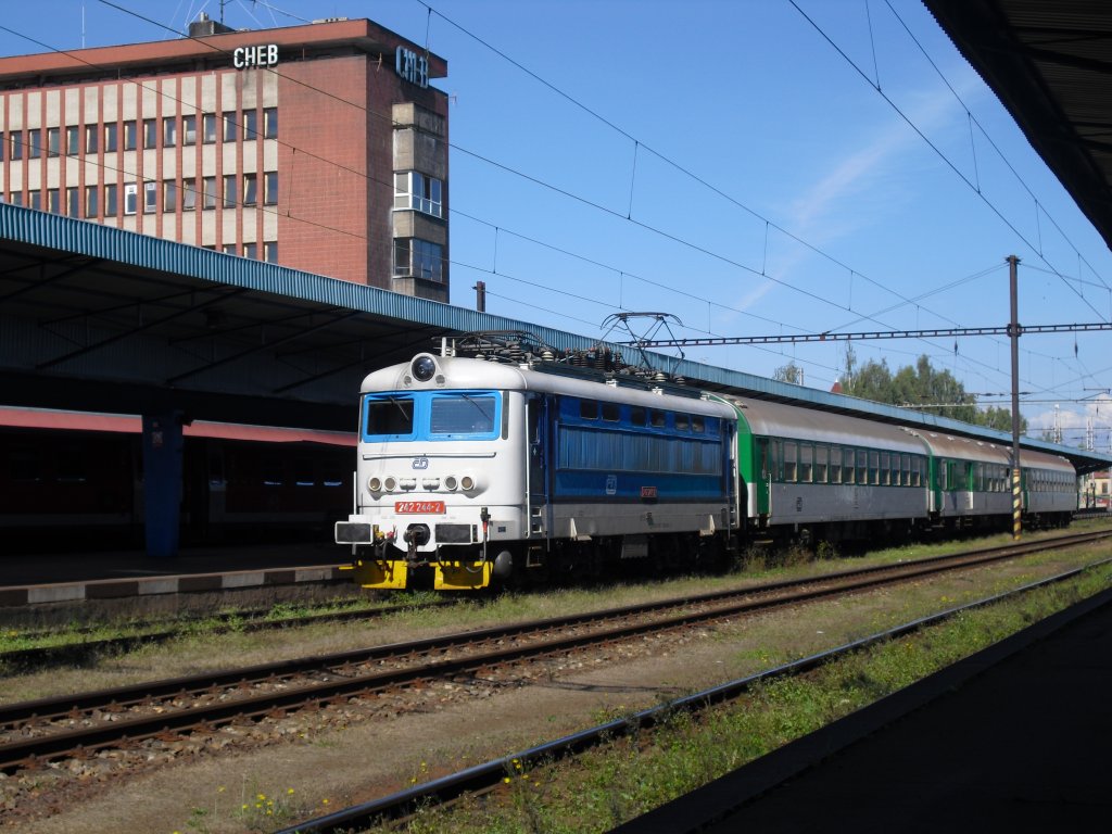 242 244-2 mit neuer Lackierung hat mit einem Nahverkehrszug Ausfahrt in Cheb, aufgenommen am 11.09.10.