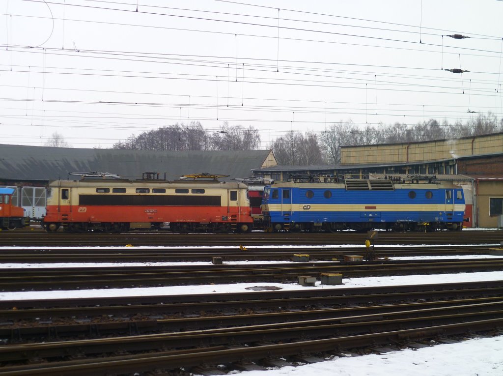 242 267-3 und 363 064-7 zusehen am 17.02.13 in Cheb. Selten das man eine 363 in Cheb abgestellt sieht.