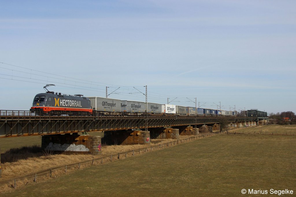 242 517 zieht am 23.03.2013 einen kurzen AUfliegerzug nach Trier bei Dreye ber die Weser.