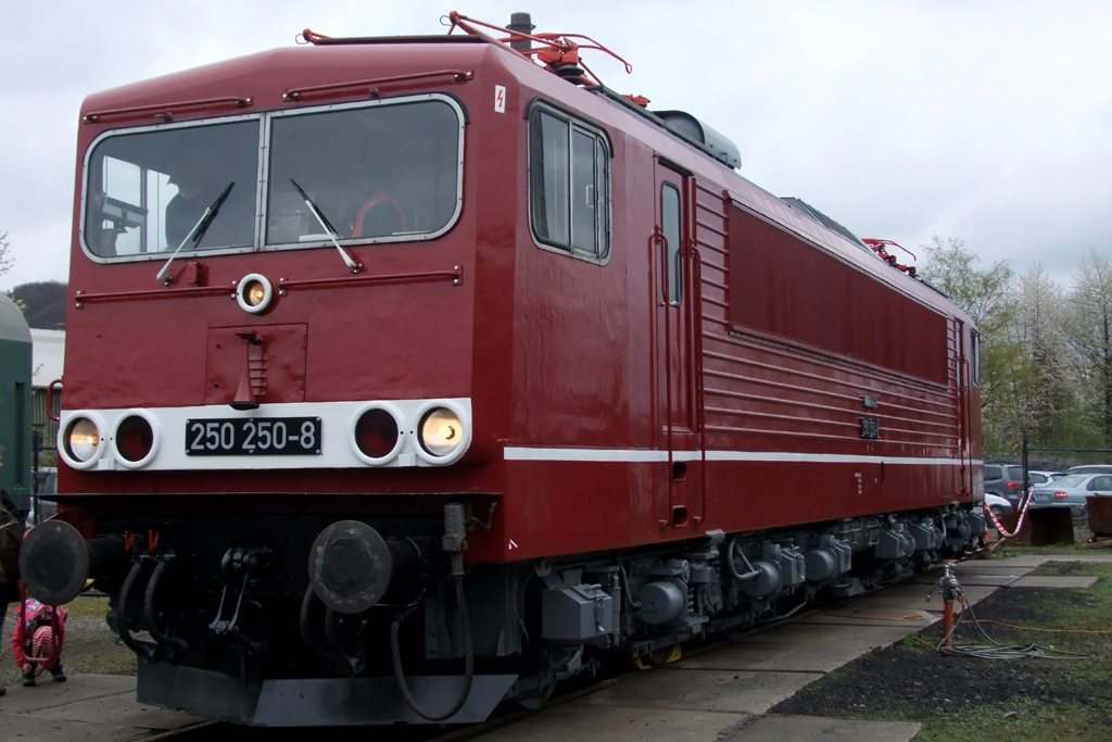 250 250-8 in Bochum-Dahlhausen 15.4.2012