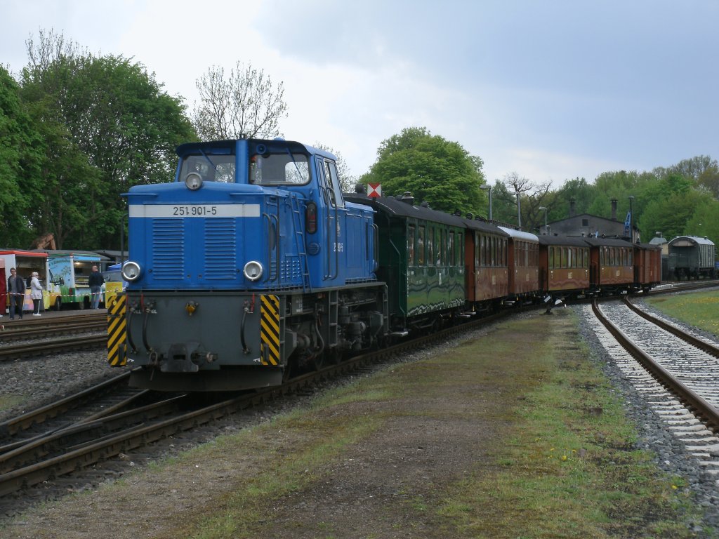 251 901 stellte den Traditionszug,am 12.Mai 2013,in Putbus ab.