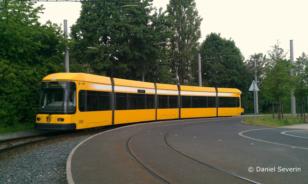 2528 auf der Linie 3 , eher ein seltner Gast doch zum Wochenende kommen die  kurzen  eben auch mal zum Einsatz.Hier bei der Endhaltestelle Coschtz Gleisschleife. 14.05.11