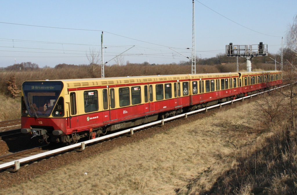 25.3.2012 Berliner Aussenring zwischen Schnflie und Abzweig Karow West (Akw). Eine S-Bahn BR 480 (523-0) Richtung Akw / Berlin -Blankenburg.